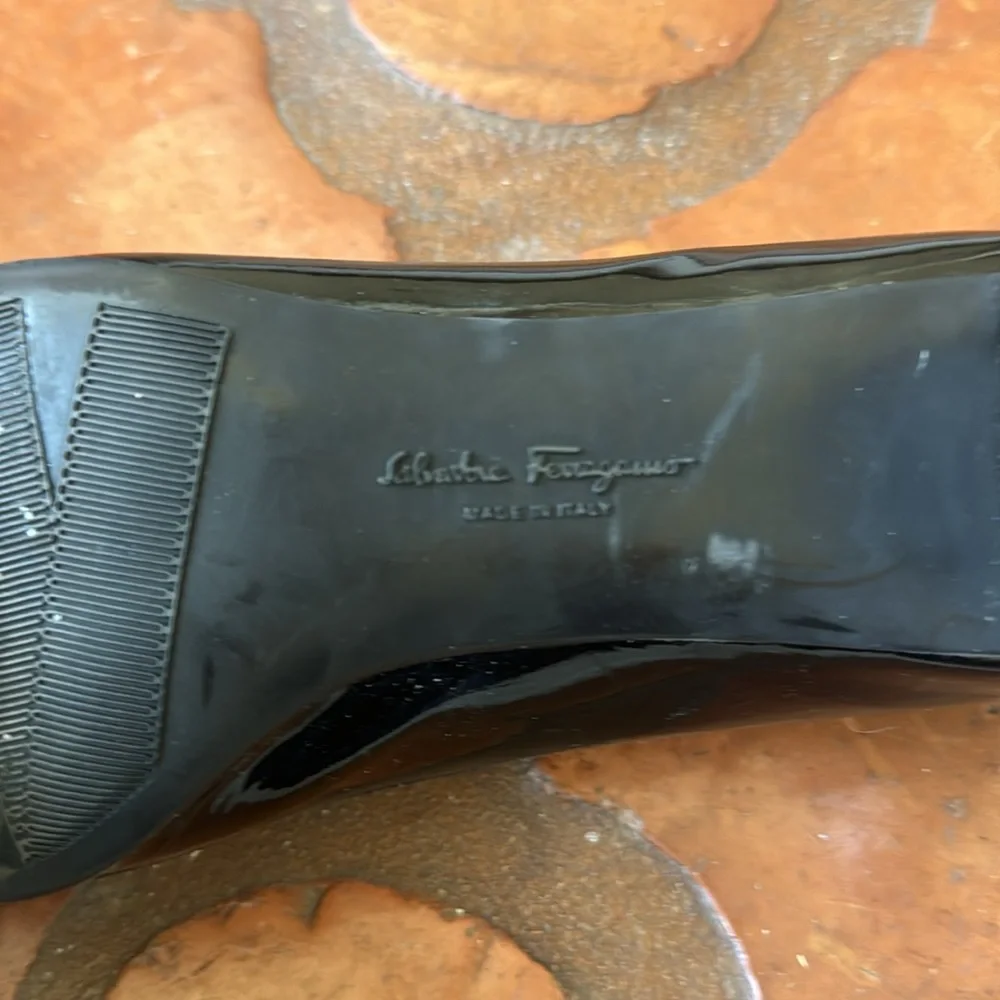 Ferragamo patent leather pumps size 9 B - Picture 8 of 9
